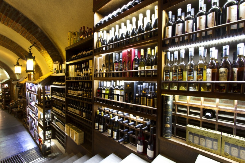 bar-VALLAURIS-min_world_street_travel_shop_canon_georgia_wine_bottles-429767